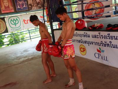 นักเรียนชั้นมัธยมศึกษาปีที่ 4 เข้ารวมฝึกซ้อมแม่ไม้มวยไทย ที่ค่ายมวยเบิกฤกษ์ยิม อำเภอเกาะคา จังหวัดลำปาง