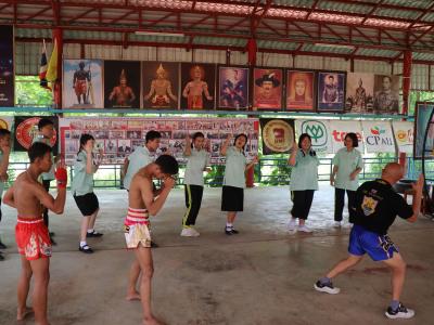 นักเรียนชั้นมัธยมศึกษาปีที่ 4 เข้ารวมฝึกซ้อมแม่ไม้มวยไทย ที่ค่ายมวยเบิกฤกษ์ยิม อำเภอเกาะคา จังหวัดลำปาง