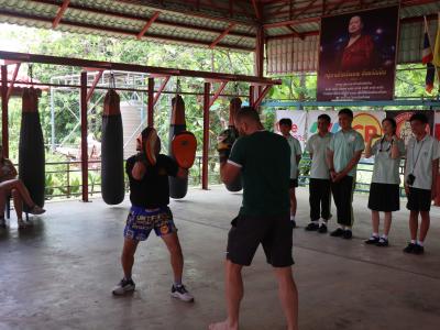 นักเรียนชั้นมัธยมศึกษาปีที่ 4 เข้ารวมฝึกซ้อมแม่ไม้มวยไทย ที่ค่ายมวยเบิกฤกษ์ยิม อำเภอเกาะคา จังหวัดลำปาง