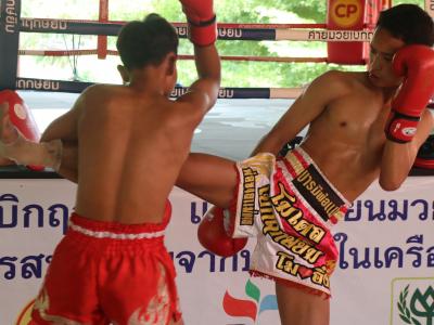 นักเรียนชั้นมัธยมศึกษาปีที่ 4 เข้ารวมฝึกซ้อมแม่ไม้มวยไทย ที่ค่ายมวยเบิกฤกษ์ยิม อำเภอเกาะคา จังหวัดลำปาง
