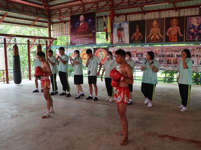 นักเรียนชั้นมัธยมศึกษาปีที่ 4 เข้ารวมฝึกซ้อมแม่ไม้มวยไทย ที่ค่ายมวยเบิกฤกษ์ยิม อำเภอเกาะคา จังหวัดลำปาง
