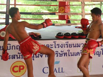 นักเรียนชั้นมัธยมศึกษาปีที่ 4 เข้ารวมฝึกซ้อมแม่ไม้มวยไทย ที่ค่ายมวยเบิกฤกษ์ยิม อำเภอเกาะคา จังหวัดลำปาง