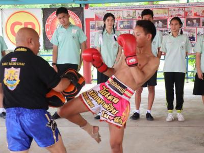 นักเรียนชั้นมัธยมศึกษาปีที่ 4 เข้ารวมฝึกซ้อมแม่ไม้มวยไทย ที่ค่ายมวยเบิกฤกษ์ยิม อำเภอเกาะคา จังหวัดลำปาง