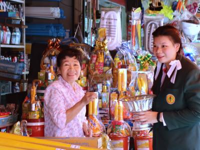 พิธีแห่เทียนพรรษา เนื่องในวันสำคัญทางพระพุทธศาสนา วันเข้าพรรษา
