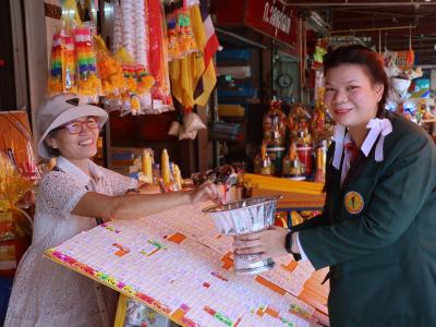 พิธีแห่เทียนพรรษา เนื่องในวันสำคัญทางพระพุทธศาสนา วันเข้าพรรษา
