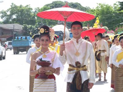 พิธีแห่เทียนพรรษา เนื่องในวันสำคัญทางพระพุทธศาสนา วันเข้าพรรษา