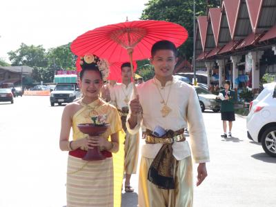 พิธีแห่เทียนพรรษา เนื่องในวันสำคัญทางพระพุทธศาสนา วันเข้าพรรษา
