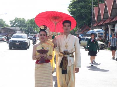 พิธีแห่เทียนพรรษา เนื่องในวันสำคัญทางพระพุทธศาสนา วันเข้าพรรษา
