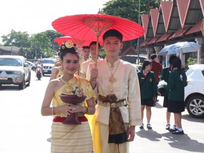 พิธีแห่เทียนพรรษา เนื่องในวันสำคัญทางพระพุทธศาสนา วันเข้าพรรษา