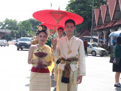 พิธีแห่เทียนพรรษา เนื่องในวันสำคัญทางพระพุทธศาสนา วันเข้าพรรษา