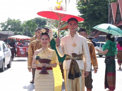 พิธีแห่เทียนพรรษา เนื่องในวันสำคัญทางพระพุทธศาสนา วันเข้าพรรษา