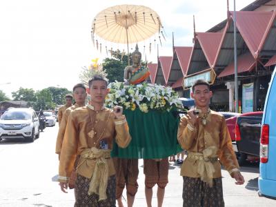 พิธีแห่เทียนพรรษา เนื่องในวันสำคัญทางพระพุทธศาสนา วันเข้าพรรษา