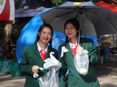 พิธีแห่เทียนพรรษา เนื่องในวันสำคัญทางพระพุทธศาสนา วันเข้าพรรษา