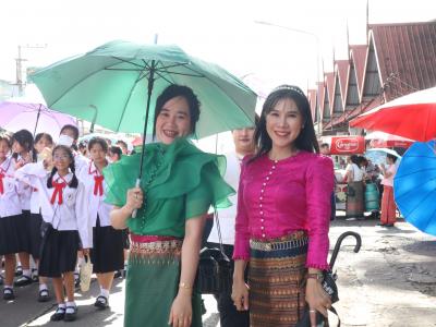 พิธีแห่เทียนพรรษา เนื่องในวันสำคัญทางพระพุทธศาสนา วันเข้าพรรษา