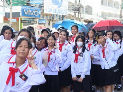 พิธีแห่เทียนพรรษา เนื่องในวันสำคัญทางพระพุทธศาสนา วันเข้าพรรษา