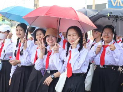 พิธีแห่เทียนพรรษา เนื่องในวันสำคัญทางพระพุทธศาสนา วันเข้าพรรษา