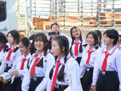 พิธีแห่เทียนพรรษา เนื่องในวันสำคัญทางพระพุทธศาสนา วันเข้าพรรษา