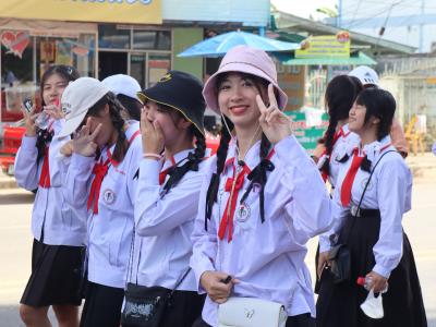 พิธีแห่เทียนพรรษา เนื่องในวันสำคัญทางพระพุทธศาสนา วันเข้าพรรษา