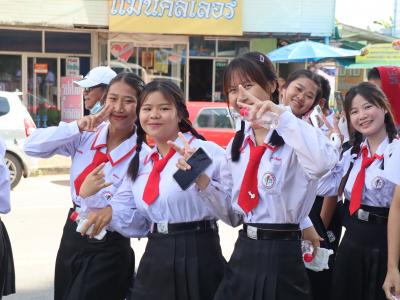 พิธีแห่เทียนพรรษา เนื่องในวันสำคัญทางพระพุทธศาสนา วันเข้าพรรษา