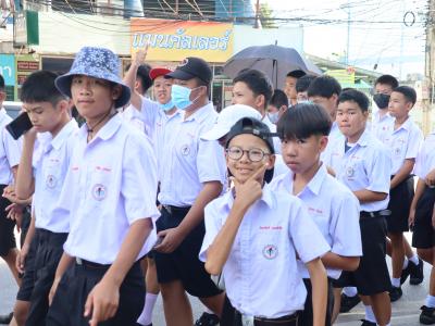 พิธีแห่เทียนพรรษา เนื่องในวันสำคัญทางพระพุทธศาสนา วันเข้าพรรษา
