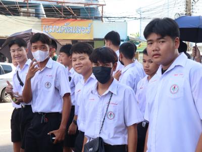 พิธีแห่เทียนพรรษา เนื่องในวันสำคัญทางพระพุทธศาสนา วันเข้าพรรษา