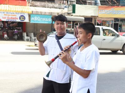 พิธีแห่เทียนพรรษา เนื่องในวันสำคัญทางพระพุทธศาสนา วันเข้าพรรษา