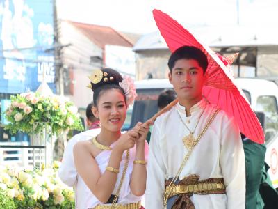 พิธีแห่เทียนพรรษา เนื่องในวันสำคัญทางพระพุทธศาสนา วันเข้าพรรษา