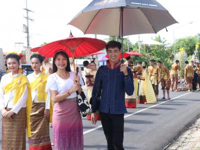 พิธีแห่เทียนพรรษา เนื่องในวันสำคัญทางพระพุทธศาสนา วันเข้าพรรษา