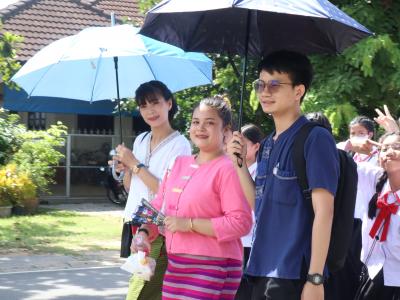 พิธีแห่เทียนพรรษา เนื่องในวันสำคัญทางพระพุทธศาสนา วันเข้าพรรษา