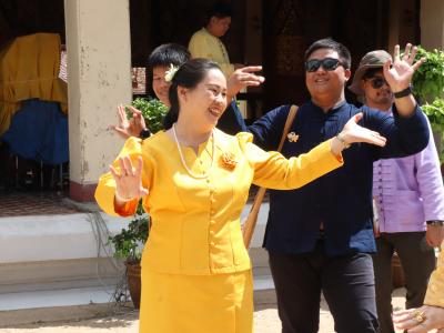 พิธีแห่เทียนพรรษา เนื่องในวันสำคัญทางพระพุทธศาสนา วันเข้าพรรษา