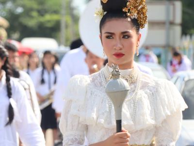 พิธีแห่เทียนพรรษา เนื่องในวันสำคัญทางพระพุทธศาสนา วันเข้าพรรษา