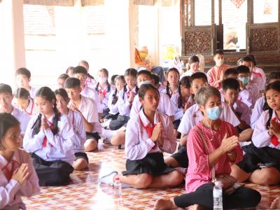 พิธีแห่เทียนพรรษา เนื่องในวันสำคัญทางพระพุทธศาสนา วันเข้าพรรษา