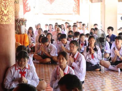 พิธีแห่เทียนพรรษา เนื่องในวันสำคัญทางพระพุทธศาสนา วันเข้าพรรษา