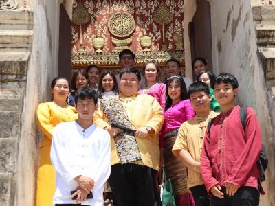 พิธีแห่เทียนพรรษา เนื่องในวันสำคัญทางพระพุทธศาสนา วันเข้าพรรษา