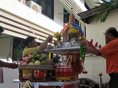 พิธีไหว้ศาลพระภูมิเจ้าที่เพื่อเป็นสิริมงคลในวันเปิดภาคเรียนที่ 2 ปีการศึกษา 2562