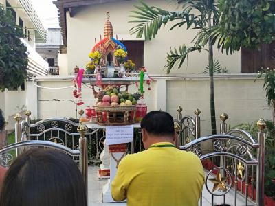 พิธีไหว้ศาลพระภูมิเจ้าที่เพื่อเป็นสิริมงคลในวันเปิดภาคเรียนที่ 2 ปีการศึกษา 2562