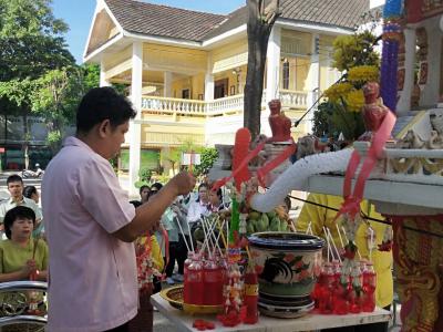 พิธีไหว้ศาลพระภูมิเจ้าที่เพื่อเป็นสิริมงคลในวันเปิดภาคเรียนที่ 2 ปีการศึกษา 2562