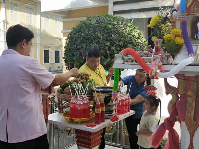 พิธีไหว้ศาลพระภูมิเจ้าที่เพื่อเป็นสิริมงคลในวันเปิดภาคเรียนที่ 2 ปีการศึกษา 2562