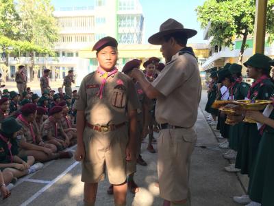พิธีประดับยศและมองเครื่องหมายลูกเสือโลก ของลูกเสือสามัญรุ่นใหญ่