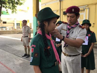 พิธีประดับยศและมองเครื่องหมายลูกเสือโลก ของลูกเสือสามัญรุ่นใหญ่