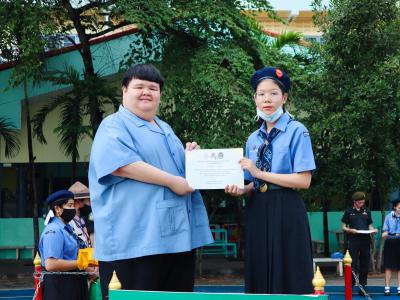 มอบโล่รางวัลและเกียรติบัตรแก่นักเรียนที่ได้รับรางวัลการแข่งขัน ในโครงการสานศิลป์ถิ่นมนุษย์ ครั้งที่ 10