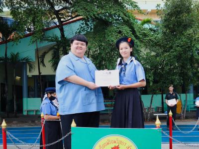 มอบโล่รางวัลและเกียรติบัตรแก่นักเรียนที่ได้รับรางวัลการแข่งขัน ในโครงการสานศิลป์ถิ่นมนุษย์ ครั้งที่ 10