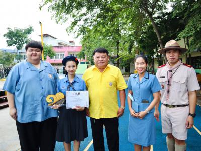 มอบโล่รางวัลและเกียรติบัตรแก่นักเรียนที่ได้รับรางวัลการแข่งขัน ในโครงการสานศิลป์ถิ่นมนุษย์ ครั้งที่ 10