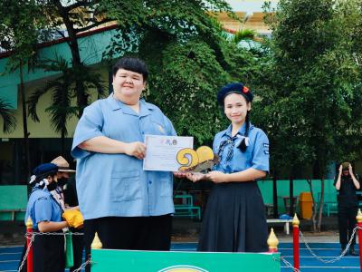 มอบโล่รางวัลและเกียรติบัตรแก่นักเรียนที่ได้รับรางวัลการแข่งขัน ในโครงการสานศิลป์ถิ่นมนุษย์ ครั้งที่ 10