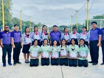 มอบโล่รางวัลแก่นักเรียนที่ได้รับรางวัลรองชนะเลิศอันดับ 2 ในการแช่งวอลเลย์บอลหญิง จังหวัดลำปาง