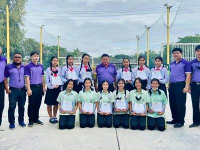 มอบโล่รางวัลแก่นักเรียนที่ได้รับรางวัลรองชนะเลิศอันดับ 2 ในการแช่งวอลเลย์บอลหญิง จังหวัดลำปาง