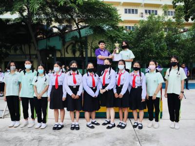 มอบโล่รางวัลแก่นักเรียนที่ได้รับรางวัลรองชนะเลิศอันดับ 2 ในการแช่งวอลเลย์บอลหญิง จังหวัดลำปาง