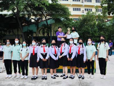 มอบโล่รางวัลแก่นักเรียนที่ได้รับรางวัลรองชนะเลิศอันดับ 2 ในการแช่งวอลเลย์บอลหญิง จังหวัดลำปาง