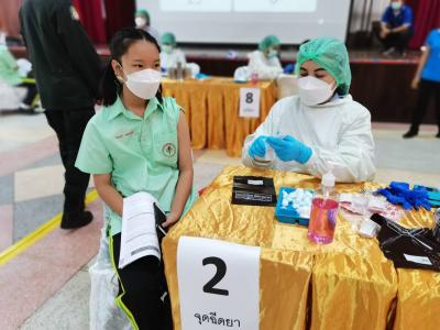 ภาพบรรยากาศการรับวัคซีน นักเรียนโรงเรียนมัธยมวิทยา